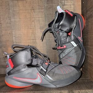 Nike LABRON SOLDIER Sneakers-size 5
